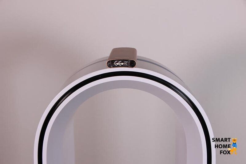 Пульт дистанционного управления воздухоочистителя и башенного вентилятора Dyson Purifier Cool прикреплен магнитом к верхней части башни